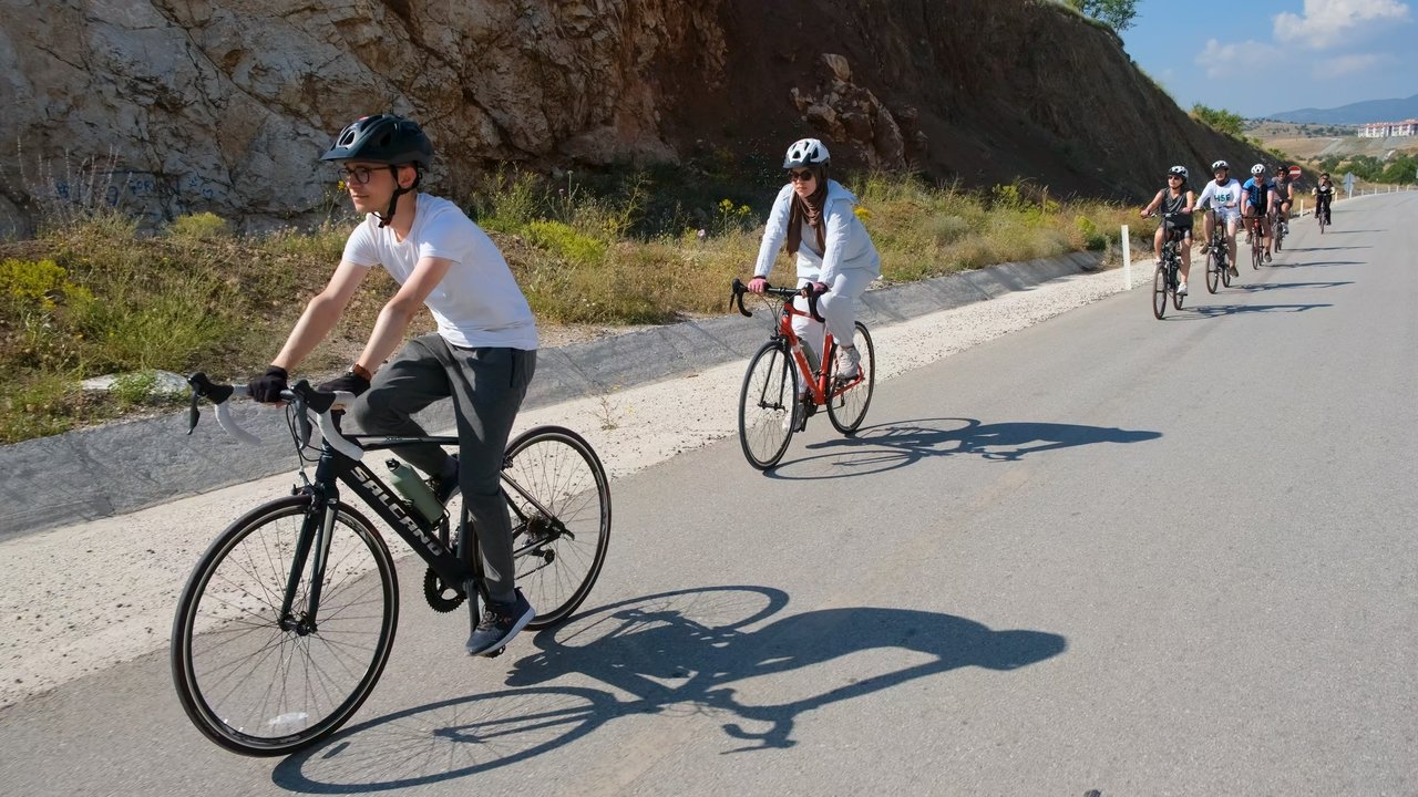 Pedaling in Disappearing Waters Movie Screenshot 3