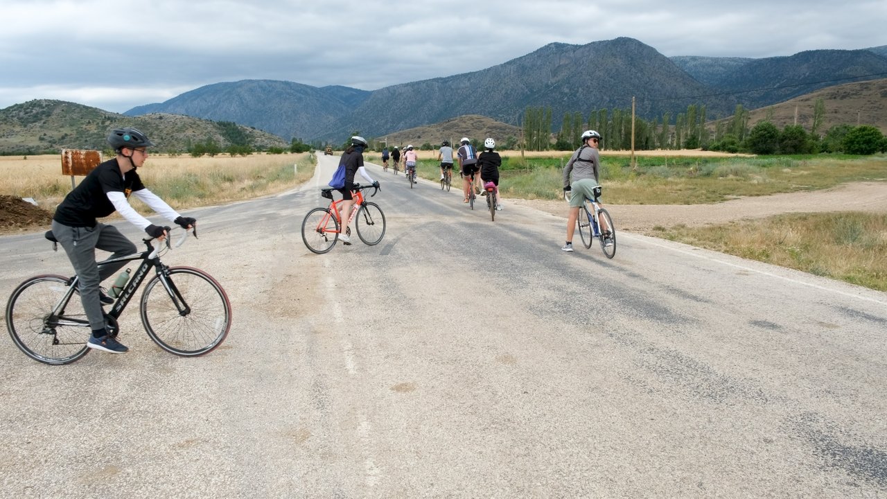 Pedaling in Disappearing Waters Movie Screenshot 4